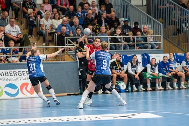 HSG Blomberg-Lippe (GER) vs. Thueringer HC (GER), Handball, 1. Handball Bundesliga Frauen, 3. Spieltag, 13.09.2025, Saision 2025 2026, Blomberg Nieke Kuehne (HSG Blomberg-Lippe, 09) (rechts) verteidigt gegen Giulia Guarieiro (Thueringer HC, 13) Blomberg Sporthalle an der Ulmenallee Deutschland