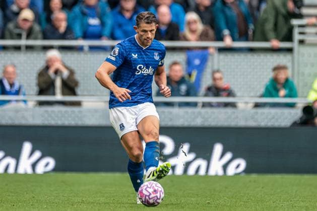Premier League Everton v Aston Villa James Tarkowski of Everton with ball at his feet during the Premier League match Everton vs Aston Villa at Hill Dickinson Stadium, Liverpool, United Kingdom, 13th September 2025 (Photo by Mark Cosgrove News Images) Liverpool Hill Dickinson Stadium Merseyside United Kingdom Copyright: xMarkxCosgrove NewsxImagesx