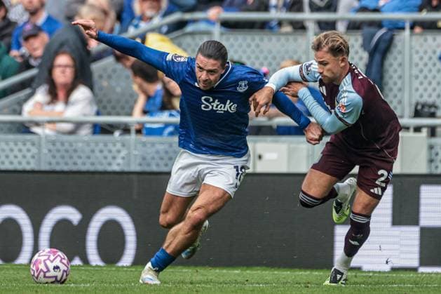 Premier League Everton v Aston Villa Jack Grealish of Everton holds off Matty Cash of Aston Villa during the Premier League match Everton vs Aston Villa at Hill Dickinson Stadium, Liverpool, United Kingdom, 13th September 2025 (Photo by Mark Cosgrove News Images) Liverpool Hill Dickinson Stadium Merseyside United Kingdom Copyright: xMarkxCosgrove NewsxImagesx