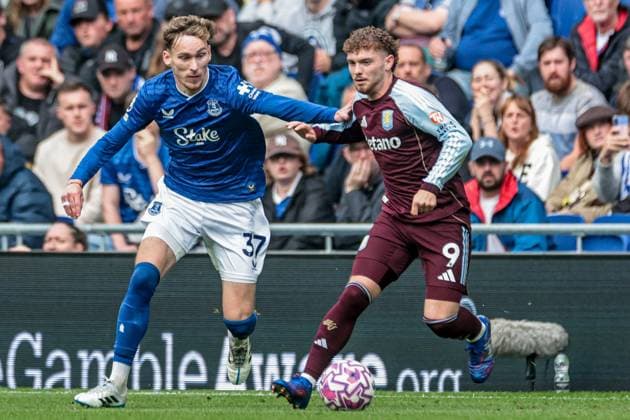 Premier League Everton v Aston Villa Harvey Elliott of Aston Villa dribbles past James Garner of Everton during the Premier League match Everton vs Aston Villa at Hill Dickinson Stadium, Liverpool, United Kingdom, 13th September 2025 (Photo by Mark Cosgrove News Images) Liverpool Hill Dickinson Stadium Merseyside United Kingdom Copyright: xMarkxCosgrove NewsxImagesx