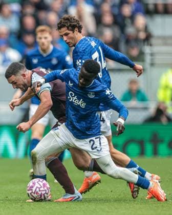 Premier League Everton v Aston Villa Idrissa Gueye of Everton tackles John McGinn of Aston Villa during the Premier League match Everton vs Aston Villa at Hill Dickinson Stadium, Liverpool, United Kingdom, 13th September 2025 (Photo by Mark Cosgrove News Images) Liverpool Hill Dickinson Stadium Merseyside United Kingdom Copyright: xMarkxCosgrove NewsxImagesx