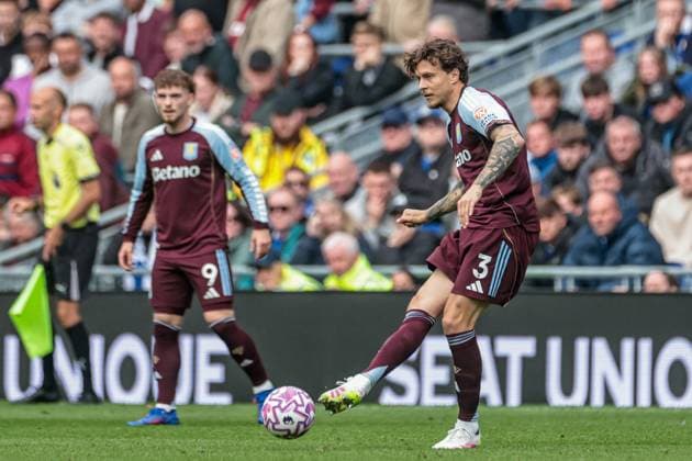Premier League Everton v Aston Villa Victor Lindelof of Aston Villa passes the ball during the Premier League match Everton vs Aston Villa at Hill Dickinson Stadium, Liverpool, United Kingdom, 13th September 2025 (Photo by Mark Cosgrove News Images) Liverpool Hill Dickinson Stadium Merseyside United Kingdom Copyright: xMarkxCosgrove NewsxImagesx