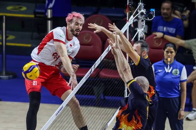 (250913) -- QUEZON CITY, Sept. 13, 2025 -- Tomasz Fornal (L) of Poland spikes the ball during the pool B match between Poland and Romania at the FIVB Men s World Championship, WM, Weltmeisterschaft 2025 in Quezon City, the Philippines, Sept. 13, 2025. ) (SP)THE PHILIPPINES-QUEZON CITY-VOLLEYBALL-FIVB MEN S WORLD CHAMPIONSHIP 2025-POLAND VS ROMANIA ROUELLExUMALI 