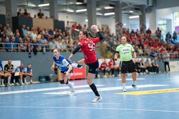 HSG Blomberg-Lippe (GER) vs. Thueringer HC (GER), Handball, 1. Handball Bundesliga Frauen, 3. Spieltag, 13.09.2025, Saision 2025 2026, Blomberg Csenge Kuczora (Thueringer HC, 59) bei einem 7-Meter Wurf Blomberg Sporthalle an der Ulmenallee Deutschland