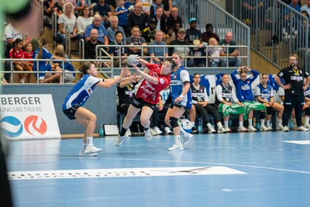 HSG Blomberg-Lippe (GER) vs. Thueringer HC (GER), Handball, 1. Handball Bundesliga Frauen, 3. Spieltag, 13.09.2025, Saision 2025 2026, Blomberg Natsuki Aizawa (Thueringer HC, 23) im Torwurf gegen Ona Vegue (HSG Blomberg-Lippe, 14) Blomberg Sporthalle an der Ulmenallee Deutschland