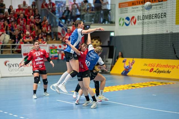 HSG Blomberg-Lippe (GER) vs. Thueringer HC (GER), Handball, 1. Handball Bundesliga Frauen, 3. Spieltag, 13.09.2025, Saision 2025 2026, Blomberg Andrea Jacobsen (HSG Blomberg-Lippe, 04) im Torwurf gegen Natsuki Aizawa (Thueringer HC, 23) Blomberg Sporthalle an der Ulmenallee Deutschland
