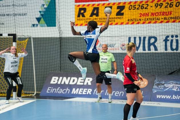 HSG Blomberg-Lippe (GER) vs. Thueringer HC (GER), Handball, 1. Handball Bundesliga Frauen, 3. Spieltag, 13.09.2025, Saision 2025 2026, Blomberg Farrelle Njinkeu (HSG Blomberg-Lippe, 55) im Torwurf Blomberg Sporthalle an der Ulmenallee Deutschland