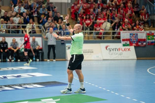 HSG Blomberg-Lippe (GER) vs. Thueringer HC (GER), Handball, 1. Handball Bundesliga Frauen, 3. Spieltag, 13.09.2025, Saision 2025 2026, Blomberg Lukas Mueller (Schiedsrichter) gibt Sharon Nooitmeer (Thueringer HC, 03) eine 2-Minuten Strafe Blomberg Sporthalle an der Ulmenallee Deutschland