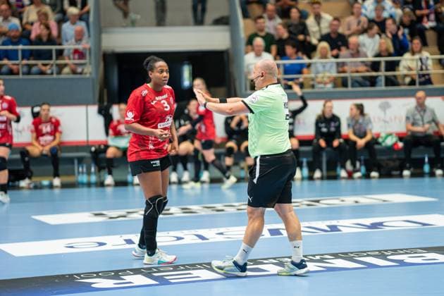 HSG Blomberg-Lippe (GER) vs. Thueringer HC (GER), Handball, 1. Handball Bundesliga Frauen, 3. Spieltag, 13.09.2025, Saision 2025 2026, Blomberg Lukas Mueller (Schiedsrichter) gibt Sharon Nooitmeer (Thueringer HC, 03) eine 2-Minuten Strafe Blomberg Sporthalle an der Ulmenallee Deutschland