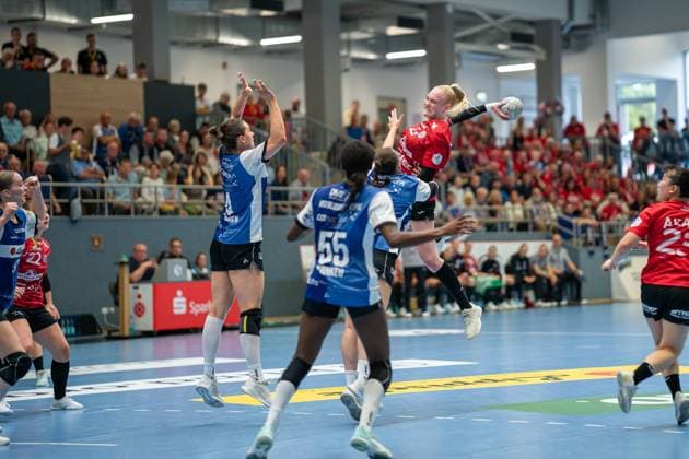 HSG Blomberg-Lippe (GER) vs. Thueringer HC (GER), Handball, 1. Handball Bundesliga Frauen, 3. Spieltag, 13.09.2025, Saision 2025 2026, Blomberg Johanna Reichert (Thueringer HC, 29) im Torwurf Blomberg Sporthalle an der Ulmenallee Deutschland