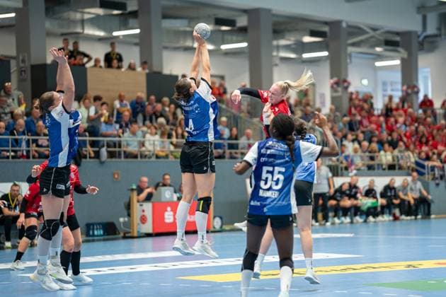 HSG Blomberg-Lippe (GER) vs. Thueringer HC (GER), Handball, 1. Handball Bundesliga Frauen, 3. Spieltag, 13.09.2025, Saision 2025 2026, Blomberg Andrea Jacobsen (HSG Blomberg-Lippe, 04) blockt den Torwurf von Johanna Reichert (Thueringer HC, 29) Blomberg Sporthalle an der Ulmenallee Deutschland