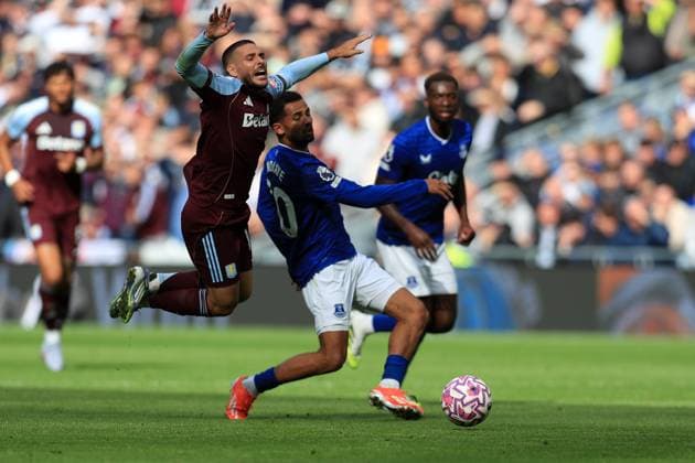 13th September 2025; Hill Dickinson Stadium, Liverpool, England; Premier League Football, Everton versus Aston Villa; Emi Buendia of Aston Villa is brought down by Iliman Ndiaye of Everton  DavidxBlunsden