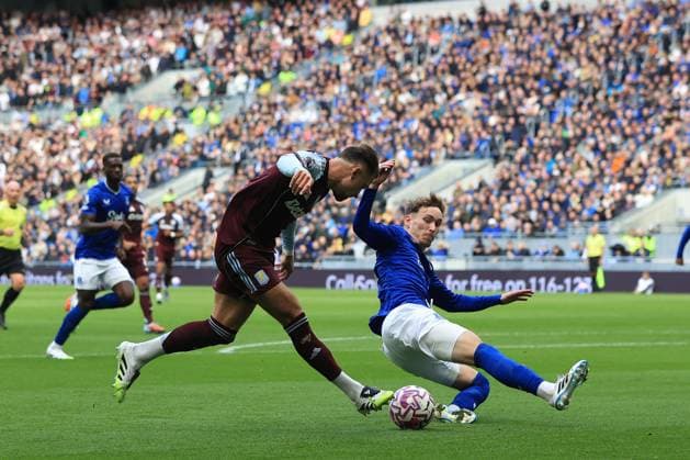 13th September 2025; Hill Dickinson Stadium, Liverpool, England; Premier League Football, Everton versus Aston Villa; James Garner of Everton stretches to block a cross from Matty Cash of Aston Villa  DavidxBlunsden