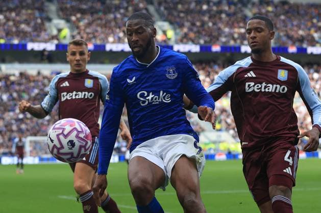 13th September 2025; Hill Dickinson Stadium, Liverpool, England; Premier League Football, Everton versus Aston Villa; Beto of Everton controls the ball under pressure from Ezri Konsa of Aston Villa  DavidxBlunsden