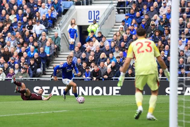 13th September 2025; Hill Dickinson Stadium, Liverpool, England; Premier League Football, Everton versus Aston Villa; Kiernan Dewsbury-Hall of Everton runs with the ball  DavidxBlunsden