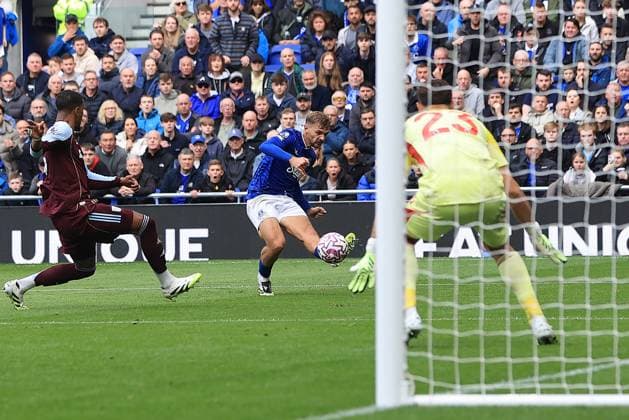 13th September 2025; Hill Dickinson Stadium, Liverpool, England; Premier League Football, Everton versus Aston Villa; Kiernan Dewsbury-Hall of Everton shoots at goal  DavidxBlunsden