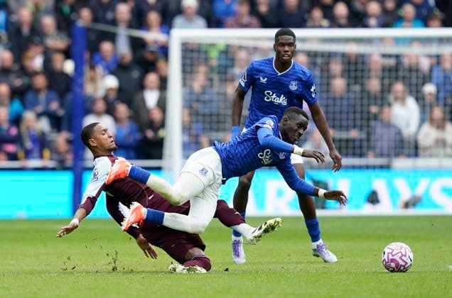 Liverpool, England, 13th September 2025. Ezri Konsa of Aston Villa (L) challenges Idrissa Gueye of Everton during the Everton vs Aston Villa Premier League match at Hill Dickinson Stadium, Liverpool. Picture credit should read: Andrew Yates Sportimage EDITORIAL USE ONLY. No use with unauthorised audio, video, data, fixture lists, club league logos or live services. Online in-match use limited to 120 images, no video emulation. No use in betting, games or single club league player publications. SPI_018_AY_EVERTON_VILLA SPI-4134-0018