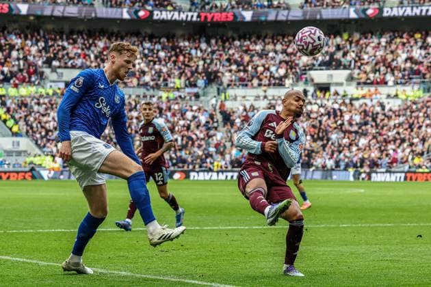 Premier League Everton v Aston Villa Donyell Malen of Aston Villa puts ball out for corner crossed from Jake O Brien of Everton during the Premier League match Everton vs Aston Villa at Hill Dickinson Stadium, Liverpool, United Kingdom, 13th September 2025 (Photo by Mark Cosgrove News Images) Liverpool Hill Dickinson Stadium Merseyside United Kingdom Copyright: xMarkxCosgrove NewsxImagesx