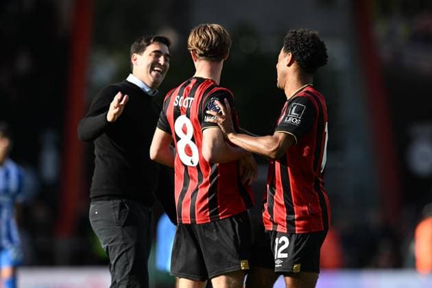 Bournemouth v Brighton and Hove Albion Premier League 13 09 2025. AFC Bournemouth manager Andoni Iraola celebrates the 2-1 win with Alex Scott (8) of AFC Bournemouth and Tyler Adams (12) of AFC Bournemouth at full time during the Premier League match between Bournemouth and Brighton and Hove Albion at the Vitality Stadium, Bournemouth, England on 13 September 2025. Bournemouth Vitality Stadium Dorset England Editorial use only DataCo restrictions apply See www.football-dataco.com , Copyright: xGrahamxHuntx PSI-22818-0064