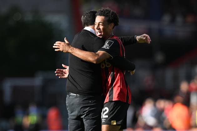 Bournemouth v Brighton and Hove Albion Premier League 13 09 2025. AFC Bournemouth manager Andoni Iraola celebrates the 2-1 win with Tyler Adams (12) of AFC Bournemouth at full time during the Premier League match between Bournemouth and Brighton and Hove Albion at the Vitality Stadium, Bournemouth, England on 13 September 2025. Bournemouth Vitality Stadium Dorset England Editorial use only DataCo restrictions apply See www.football-dataco.com , Copyright: xGrahamxHuntx PSI-22818-0065