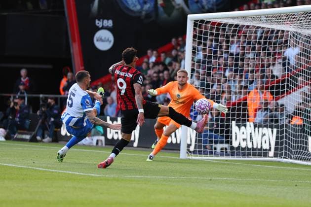Football - 2025 2026 Premier League - AFC Bournemouth vs Brighton & Hove Albion - Vitality Stadium - Saturday 13th September 2025 Lewis Dunk of Brighton gets a touch to stop Evanilson of Bournemouth scoring during the Premier League match at the Vitality Stadium COLORSPORT Shaun Boggust 