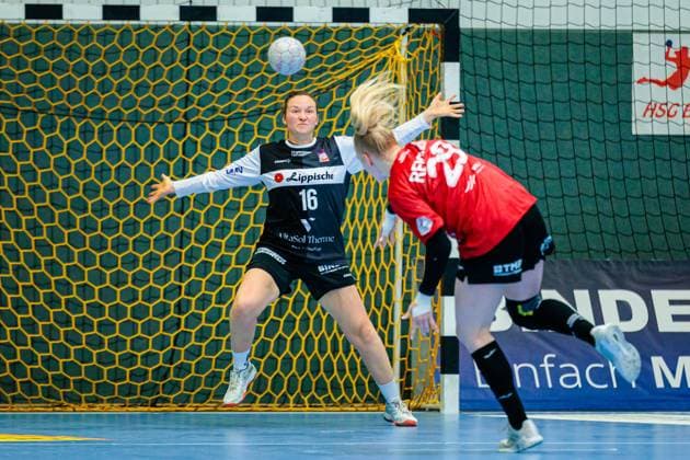 v.l. Melanie Veith (HSG Blomberg-Lippe, 16), Johanna Reichert (Thueringer HC, 29) beim Siebenmeter 7 Meter Wurf GER, HSG Blomberg-Lippe vs. Thueringer HC, , 3. Spieltag, Spielzeit 2025 2026, 13.09.2025 Blomberg Copyright: xJanxRollingerx