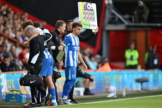 Bournemouth v Brighton and Hove Albion Premier League Jack Hinshelwood of Brighton is replaced by Yasin Ayari of Brighton during the Premier League match at the Vitality Stadium, Bournemouth UK Newspapers OUT Copyright: xJeremyxLandeyx FIL-22230-0060