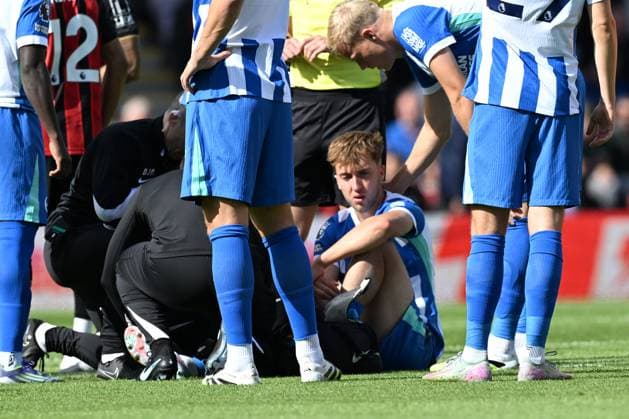 Bournemouth v Brighton and Hove Albion Premier League Jack Hinshelwood of Brighton receives treatment during the Premier League match at the Vitality Stadium, Bournemouth UK Newspapers OUT Copyright: xJeremyxLandeyx FIL-22230-0062