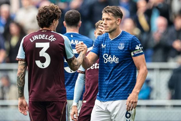 Premier League Everton v Aston Villa James Tarkowski of Everton and Victor Lindelof of Aston Villa shake hands after the Premier League match Everton vs Aston Villa at Hill Dickinson Stadium, Liverpool, United Kingdom, 13th September 2025 (Photo by Mark Cosgrove News Images) Liverpool Hill Dickinson Stadium Merseyside United Kingdom Copyright: xMarkxCosgrove NewsxImagesx