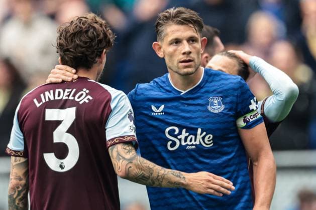 Premier League Everton v Aston Villa James Tarkowski of Everton and Victor Lindelof of Aston Villa shake hands after the Premier League match Everton vs Aston Villa at Hill Dickinson Stadium, Liverpool, United Kingdom, 13th September 2025 (Photo by Mark Cosgrove News Images) Liverpool Hill Dickinson Stadium Merseyside United Kingdom Copyright: xMarkxCosgrove NewsxImagesx