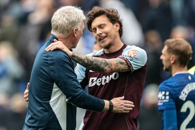 Premier League Everton v Aston Villa David Moyes manager of Everton and Victor Lindelof of Aston Villa shake hands after the Premier League match Everton vs Aston Villa at Hill Dickinson Stadium, Liverpool, United Kingdom, 13th September 2025 (Photo by Mark Cosgrove News Images) Liverpool Hill Dickinson Stadium Merseyside United Kingdom Copyright: xMarkxCosgrove NewsxImagesx
