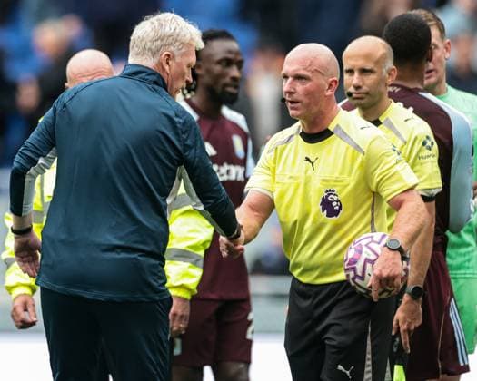 Premier League Everton v Aston Villa David Moyes manager of Everton shakes hands with Simon Hooper match referee after the Premier League match Everton vs Aston Villa at Hill Dickinson Stadium, Liverpool, United Kingdom, 13th September 2025 (Photo by Mark Cosgrove News Images) Liverpool Hill Dickinson Stadium Merseyside United Kingdom Copyright: xMarkxCosgrove NewsxImagesx