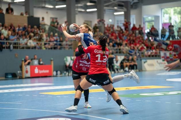 HSG Blomberg-Lippe (GER) vs. Thueringer HC (GER), Handball, 1. Handball Bundesliga Frauen, 3. Spieltag, 13.09.2025, Saision 2025 2026, Blomberg Nieke Kuehne (HSG Blomberg-Lippe, 09) im Torwurf gegen Giulia Guarieiro (Thueringer HC, 13) Blomberg Sporthalle an der Ulmenallee Deutschland