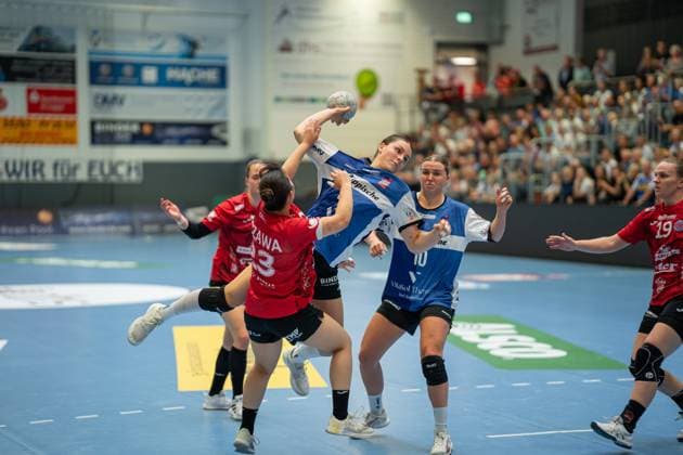 HSG Blomberg-Lippe (GER) vs. Thueringer HC (GER), Handball, 1. Handball Bundesliga Frauen, 3. Spieltag, 13.09.2025, Saision 2025 2026, Blomberg Andrea Jacobsen (HSG Blomberg-Lippe, 04) im Torwurf gegen Natsuki Aizawa (Thueringer HC, 23) Blomberg Sporthalle an der Ulmenallee Deutschland