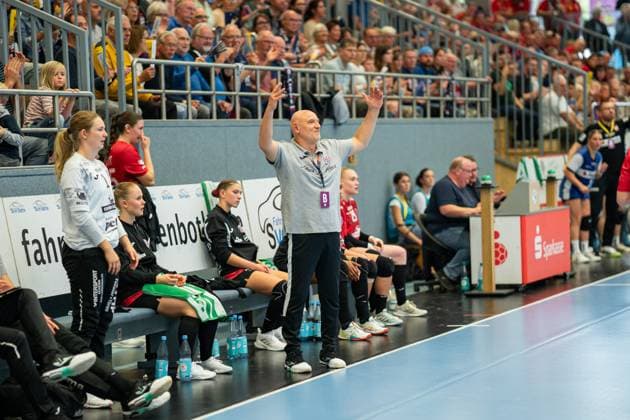 HSG Blomberg-Lippe (GER) vs. Thueringer HC (GER), Handball, 1. Handball Bundesliga Frauen, 3. Spieltag, 13.09.2025, Saision 2025 2026, Blomberg Herbert Mueller (Thueringer HC, Trainer) beschwert sich Blomberg Sporthalle an der Ulmenallee Deutschland