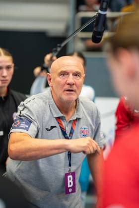 HSG Blomberg-Lippe (GER) vs. Thueringer HC (GER), Handball, 1. Handball Bundesliga Frauen, 3. Spieltag, 13.09.2025, Saision 2025 2026, Blomberg Herbert Mueller (Thueringer HC, Trainer) waehrend einer Auszeit Blomberg Sporthalle an der Ulmenallee Deutschland