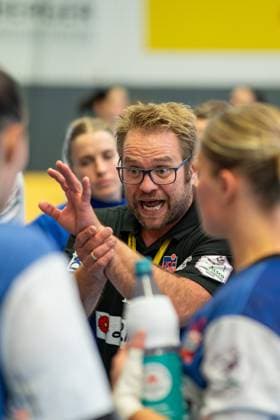 HSG Blomberg-Lippe (GER) vs. Thueringer HC (GER), Handball, 1. Handball Bundesliga Frauen, 3. Spieltag, 13.09.2025, Saision 2025 2026, Blomberg Steffen Birkner (HSG Blomberg-Lippe, Trainer) waehrend einer Auszeit Blomberg Sporthalle an der Ulmenallee Deutschland