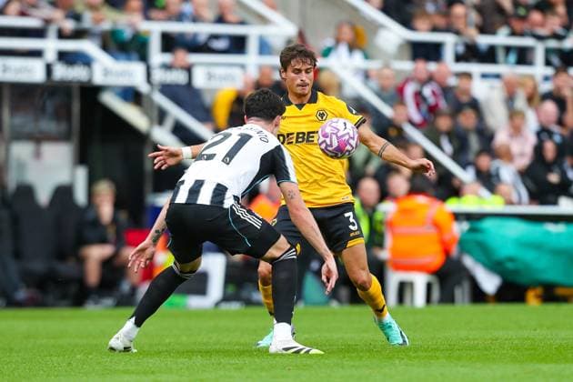 Newcastle United FC v Wolverhampton Wanderers FC, English Premier League Tino Livramento Of Newcastle United battles with Hugo Bueno Of Wolverhampton Wanderers during the Newcastle United FC v Wolverhampton Wanderers FC English Premier League match at St.James Park, Newcastle, England, United Kingdom on 13 September 2025 Credit: Lee Keuneke Every Second Media Editorial use only. All images are copyright Every Second Media Limited. No images may be reproduced without prior permission. All rights reserved. Premier League and Football League images are subject to licensing agreements with Football DataCo Limited. see https: www.football-dataco.com Copyright: xIMAGO EveryxSecondxMediax ESM-1579-0036 LeexKeunekex xEveryxSecondxMediax