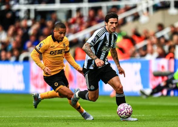 Premier League Newcastle United v Wolverhampton Wanderers Sandro Tonali of Newcastle United in action during the Premier League match Newcastle United vs Wolverhampton Wanderers at St. James s Park, Newcastle, United Kingdom, 13th September 2025 (Photo by Richard Bierton News Images) Newcastle St. James s Park Tyne and Wear United Kingdom Copyright: xRichardxBierton NewsxImagesx