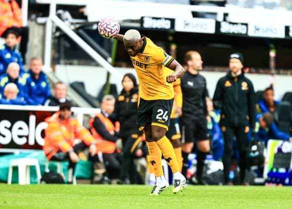 Premier League Newcastle United v Wolverhampton Wanderers Toti Gomes of Wolverhampton Wanderers heads the ball during the Premier League match Newcastle United vs Wolverhampton Wanderers at St. James s Park, Newcastle, United Kingdom, 13th September 2025 (Photo by Richard Bierton News Images) Newcastle St. James s Park Tyne and Wear United Kingdom Copyright: xRichardxBierton NewsxImagesx