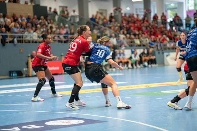 HSG Blomberg-Lippe (GER) vs. Thueringer HC (GER), Handball, 1. Handball Bundesliga Frauen, 3. Spieltag, 13.09.2025, Saision 2025 2026, Blomberg v.l. Csenge Kuczora (Thueringer HC, 59) und Maxi Muehlner (HSG Blomberg-Lippe, 10) im Zweikampf Blomberg Sporthalle an der Ulmenallee Deutschland
