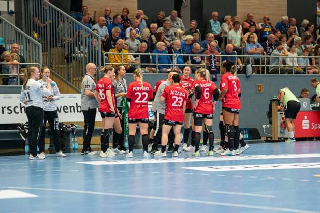 HSG Blomberg-Lippe (GER) vs. Thueringer HC (GER), Handball, 1. Handball Bundesliga Frauen, 3. Spieltag, 13.09.2025, Saision 2025 2026, Blomberg Die Mannschaft des Thueringer HC (GER) waehrend einer Auszeit Blomberg Sporthalle an der Ulmenallee Deutschland