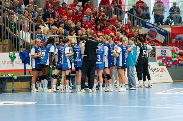 HSG Blomberg-Lippe (GER) vs. Thueringer HC (GER), Handball, 1. Handball Bundesliga Frauen, 3. Spieltag, 13.09.2025, Saision 2025 2026, Blomberg Die Mannschaft der HSG Blomberg-Lippe (GER) waehrend einer Auszeit Blomberg Sporthalle an der Ulmenallee Deutschland