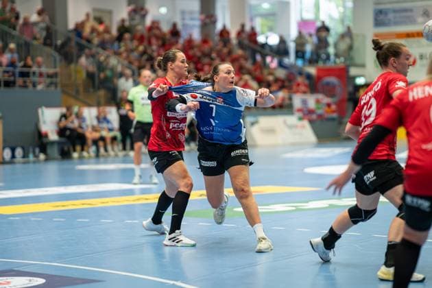 HSG Blomberg-Lippe (GER) vs. Thueringer HC (GER), Handball, 1. Handball Bundesliga Frauen, 3. Spieltag, 13.09.2025, Saision 2025 2026, Blomberg v.l. Csenge Kuczora (Thueringer HC, 59) und Diana Magnusdottir (HSG Blomberg-Lippe, 07) im Zweikampf Blomberg Sporthalle an der Ulmenallee Deutschland