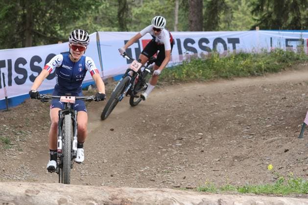 13 09 2025, Crans-Montana, Valais 2025 UCI Mountain Bike World Championships, Loana Lecomte 11 (FRA) and Catalina Vidaurre Kossmann 23 (CHI) during the Women Elite Cross-Country Olympic Final Crans-Montana Crans-Montana Valais Switzerland Copyright: xJustPictures.ch FrancescoxMinghettix jp-en-FrMi-MNG_1401