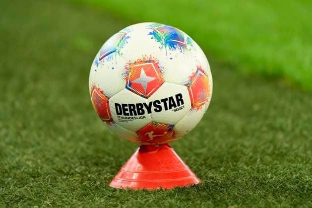 Ball, Spielball, Derbystar waehrend des spiels der 2. Bundesliga zwischen FC Schalke 04 und Holstein Kiel, Veltins-Arena am 13. September 2025 in Gelsenkirchen, Deutschland. (Foto von Max Maiwald DeFodi Images) +++ during the 2. Bundesliga match between FC Schalke 04 and Holstein Kiel at Veltins-Arena on September 13, 2025 in Gelsenkirchen, Germany. (Photo by Max Maiwald DeFodi Images) DFB DFL REGULATIONS PROHIBIT ANY USE OF PHOTOGRAPHS AS IMAGE SEQUENCES AND OR QUASI-VIDEO. (Photo by Max Maiwald DeFodi Images)