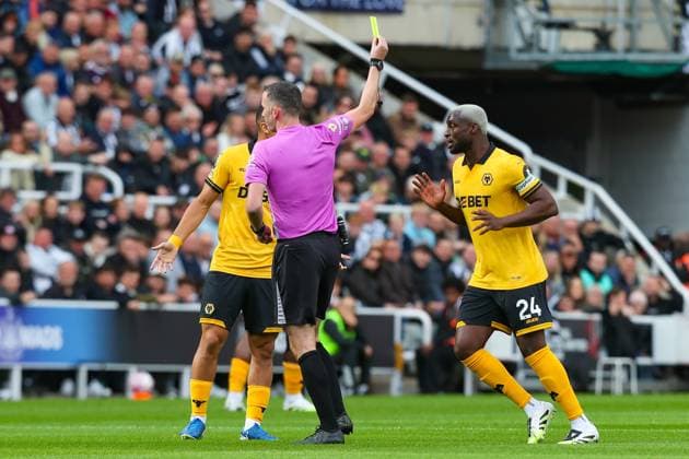 Newcastle United FC v Wolverhampton Wanderers FC, English Premier League Referee Chris Kavanagh shows A Yellow Card during the Newcastle United FC v Wolverhampton Wanderers FC English Premier League match at St.James Park, Newcastle, England, United Kingdom on 13 September 2025 Credit: Lee Keuneke Every Second Media Editorial use only. All images are copyright Every Second Media Limited. No images may be reproduced without prior permission. All rights reserved. Premier League and Football League images are subject to licensing agreements with Football DataCo Limited. see https: www.football-dataco.com Copyright: xIMAGO EveryxSecondxMediax ESM-1579-0046 LeexKeunekex xEveryxSecondxMediax