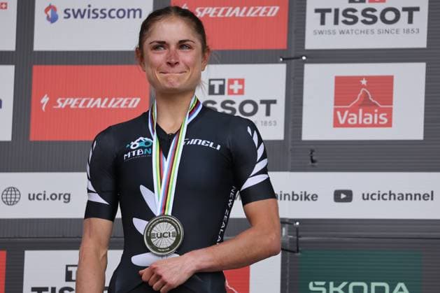 13 09 2025, Crans-Montana, Valais 2025 UCI Mountain Bike World Championships, Samara Maxwell 2 (NZL), Silver Medal at the Women Elite Cross-Country World Championship, WM, Weltmeisterschaft during the award ceremony Crans-Montana Crans-Montana Valais Switzerland Copyright: xJustPictures.ch FrancescoxMinghettix jp-en-FrMi-MNG_2300