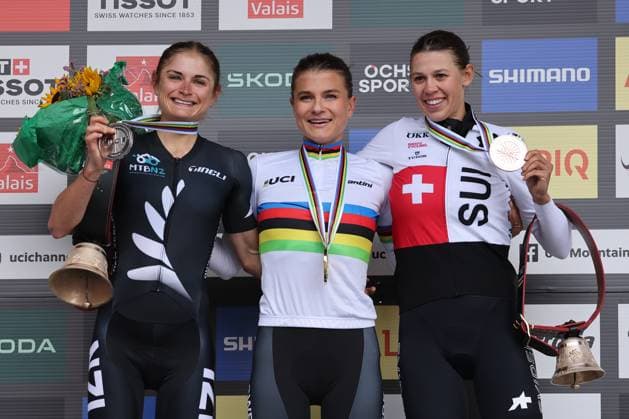 13 09 2025, Crans-Montana, Valais 2025 UCI Mountain Bike World Championships, Samara Maxwell 2 (NZL), Silver, Jenny Rissveds 3 (SWE), World Champion and Gold and Alessandra Keller 4 (SUI), Bronze Medal at the Women Elite Cross-Country World Championship, WM, Weltmeisterschaft during the award ceremony Crans-Montana Crans-Montana Valais Switzerland Copyright: xJustPictures.ch FrancescoxMinghettix jp-en-FrMi-MNG_2372