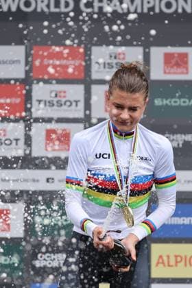 13 09 2025, Crans-Montana, Valais 2025 UCI Mountain Bike World Championships, Jenny Rissveds 3 (SWE), World Champion and Gold Medal at the Women Elite Cross-Country World Championship, WM, Weltmeisterschaft during the award ceremony Crans-Montana Crans-Montana Valais Switzerland Copyright: xJustPictures.ch FrancescoxMinghettix jp-en-FrMi-MNG_2433
